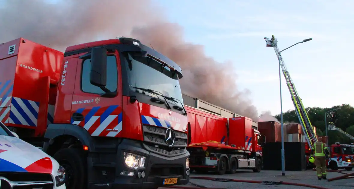 Veel brandweer eenheden ingezet voor brand in bedrijfspand - Foto 5