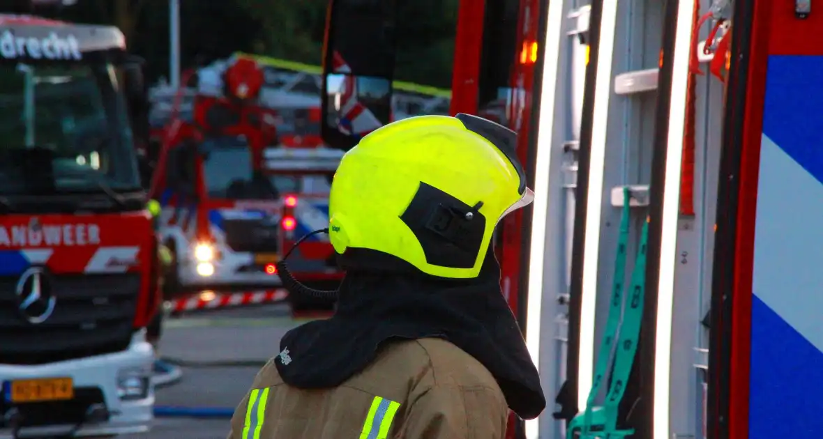 Veel brandweer eenheden ingezet voor brand in bedrijfspand - Foto 6