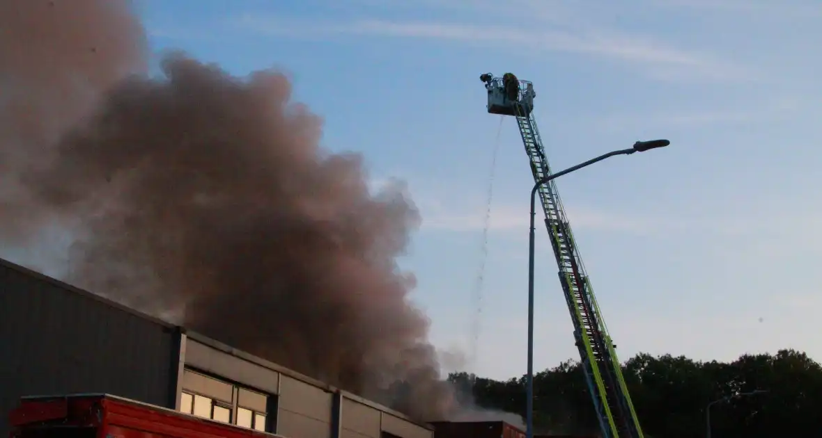 Veel brandweer eenheden ingezet voor brand in bedrijfspand - Foto 7