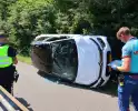 Voertuig belandt op zijkant op fietspad