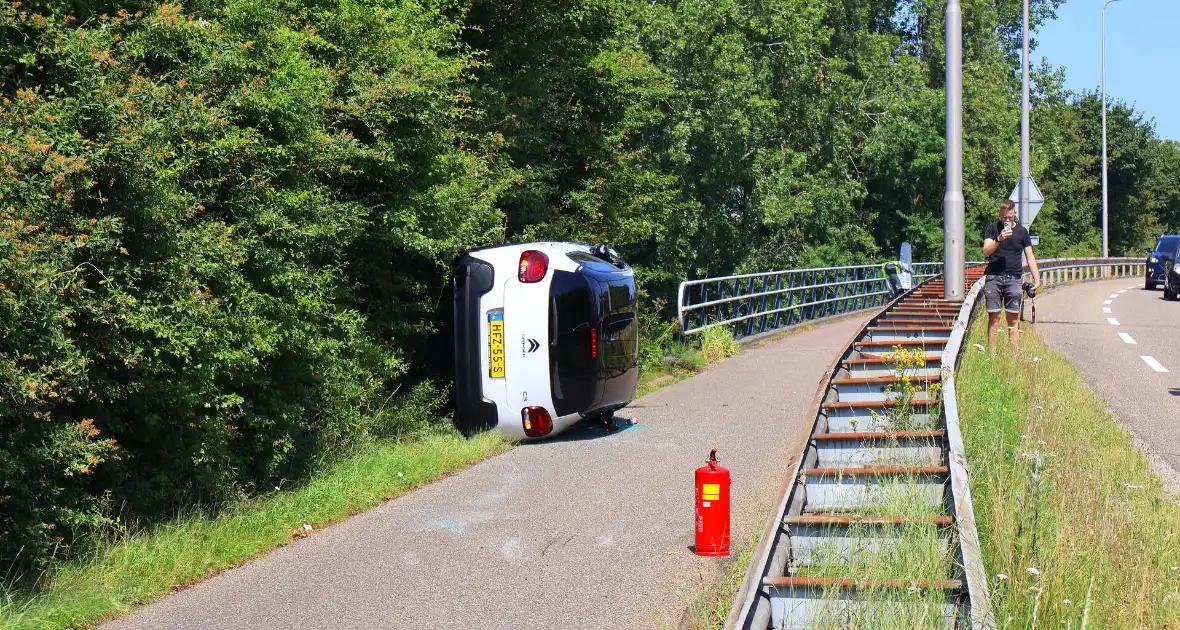 Voertuig belandt op zijkant op fietspad - Foto 1