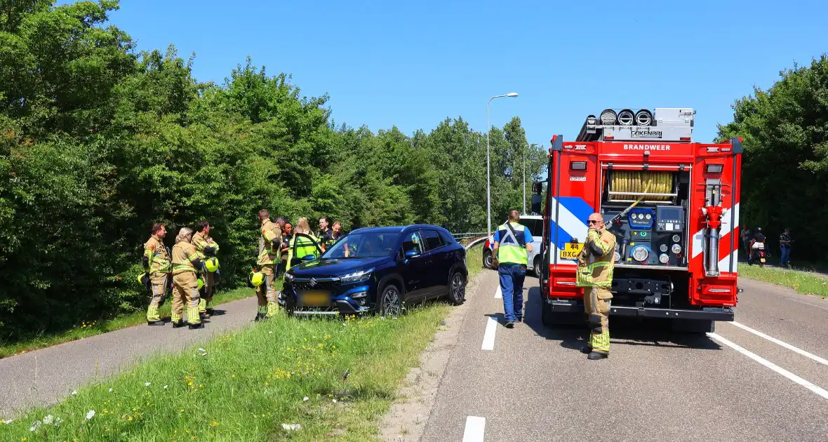 Voertuig belandt op zijkant op fietspad - Foto 3