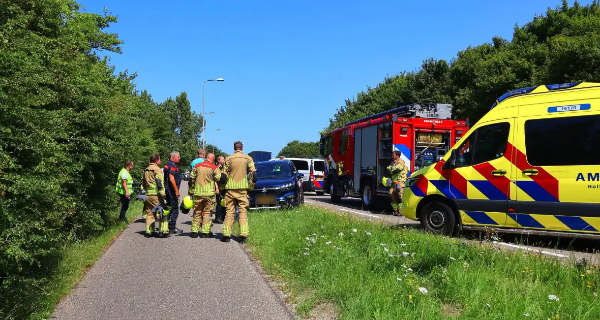 Voertuig belandt op zijkant op fietspad - Foto 4