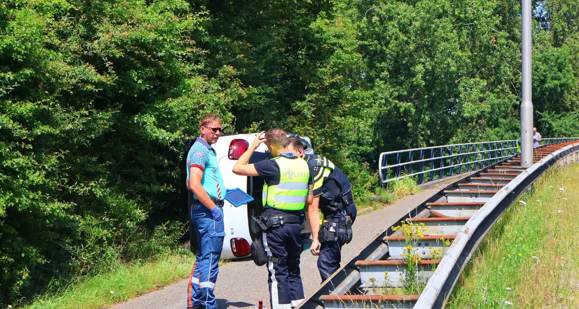 Voertuig belandt op zijkant op fietspad - Foto 5