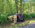 Auto belandt in bosschages
