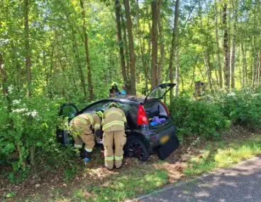 Auto belandt in bosschages