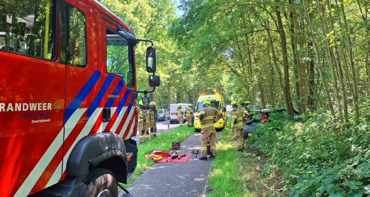 Auto belandt in bosschages - Foto 2