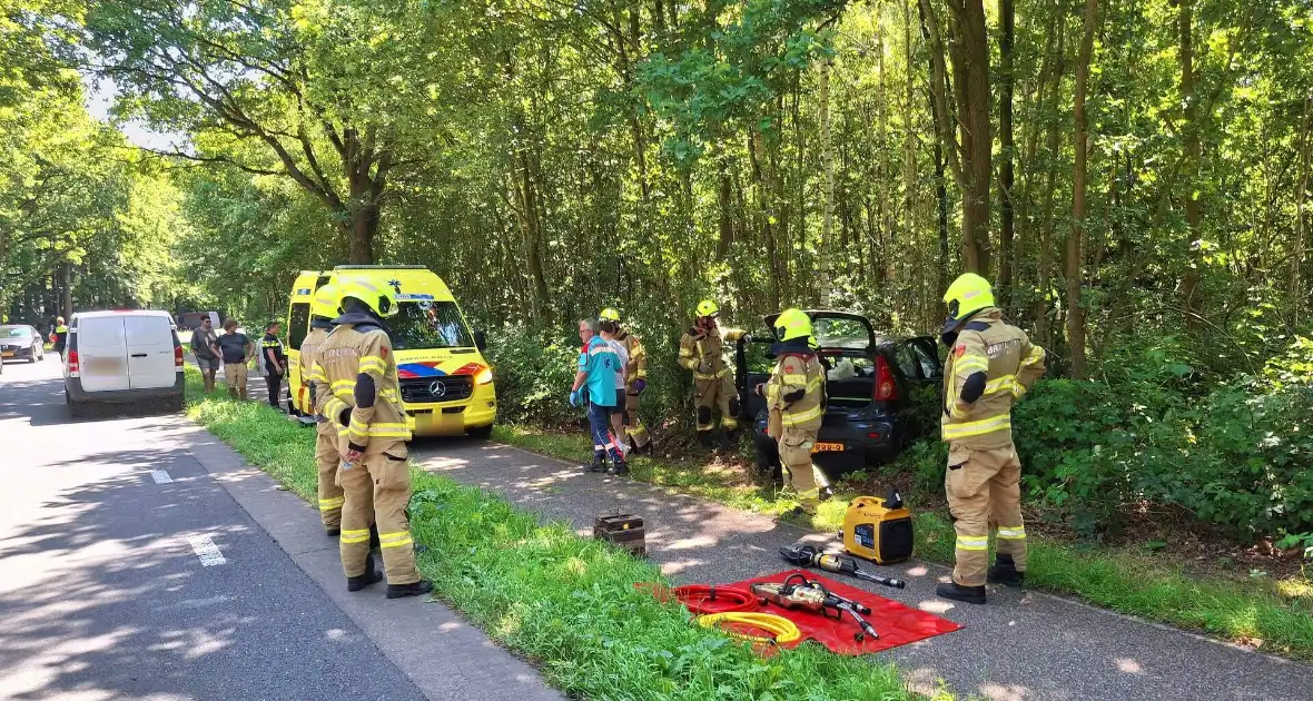 Auto belandt in bosschages - Foto 4