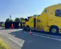 Vrachtwagen kantelt na slip