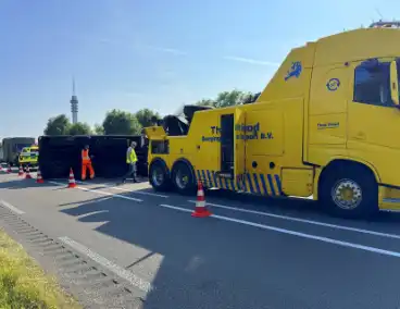 Vrachtwagen kantelt na slip