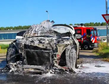Auto verwoest door felle brand