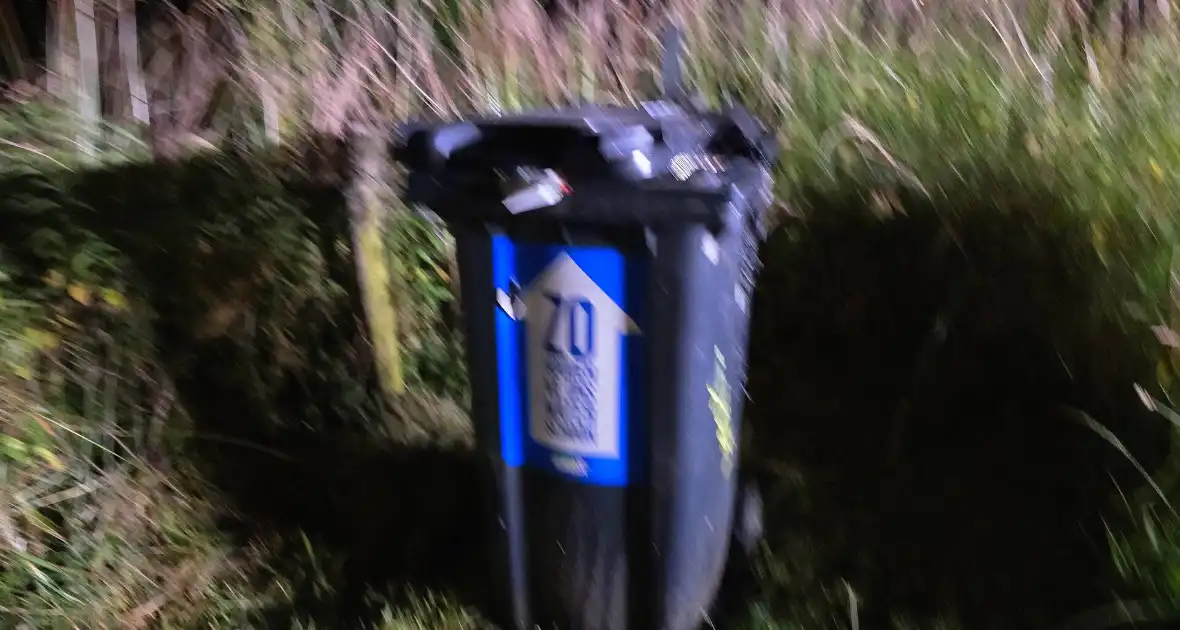 Afvalbrand door wegwerpbbarbecue snel geblust - Foto 1