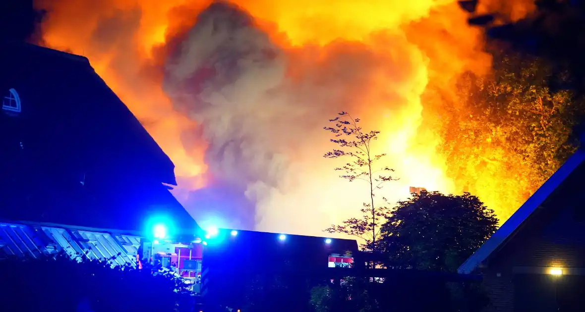 Uitslaande brand verwoest pand op terrein