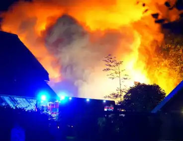 Uitslaande brand verwoest pand op terrein