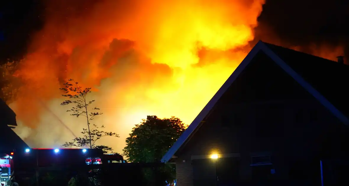 Uitslaande brand verwoest pand op terrein - Foto 1