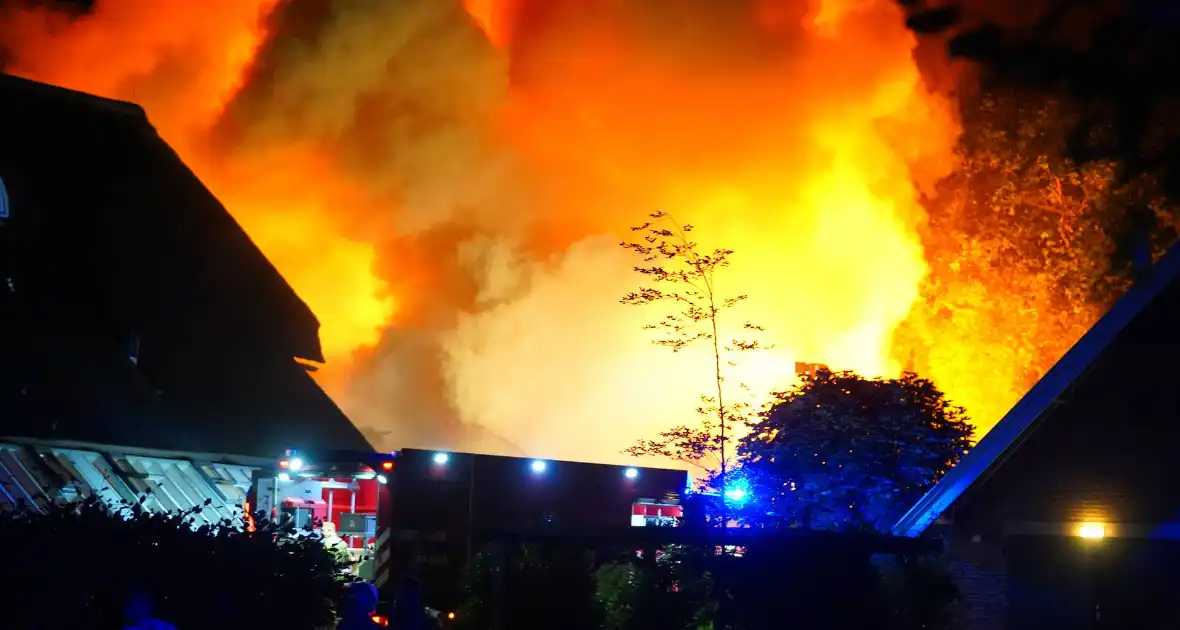 Uitslaande brand verwoest pand op terrein - Foto 4