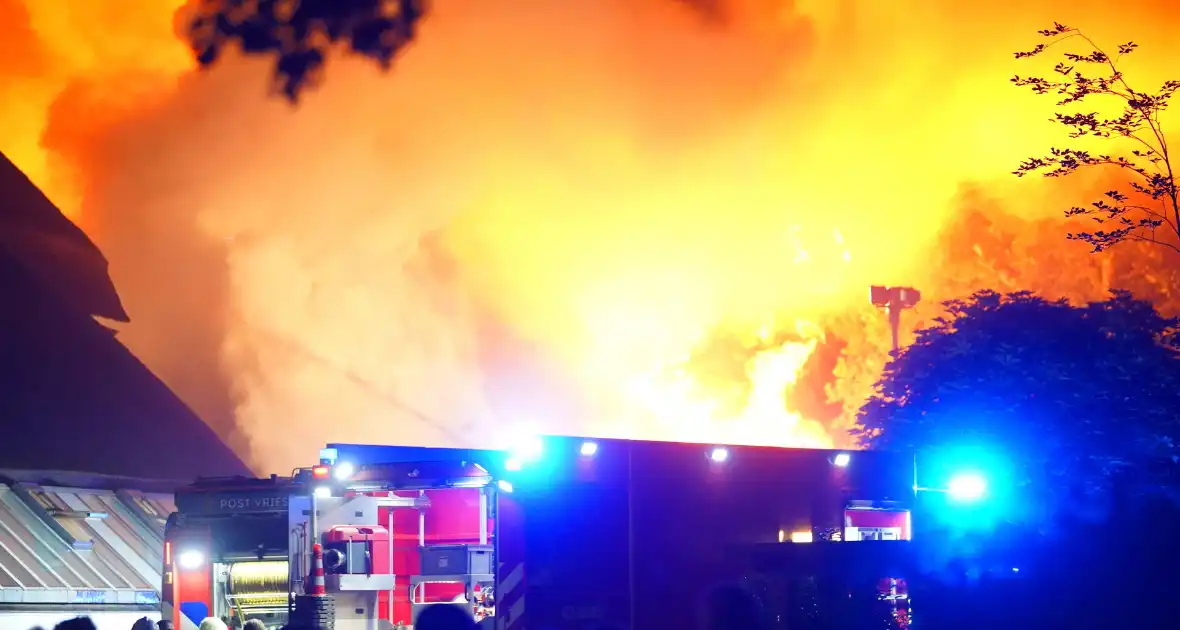 Uitslaande brand verwoest pand op terrein - Foto 5