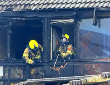 Brand verwoest drie woningen en schuurtjes