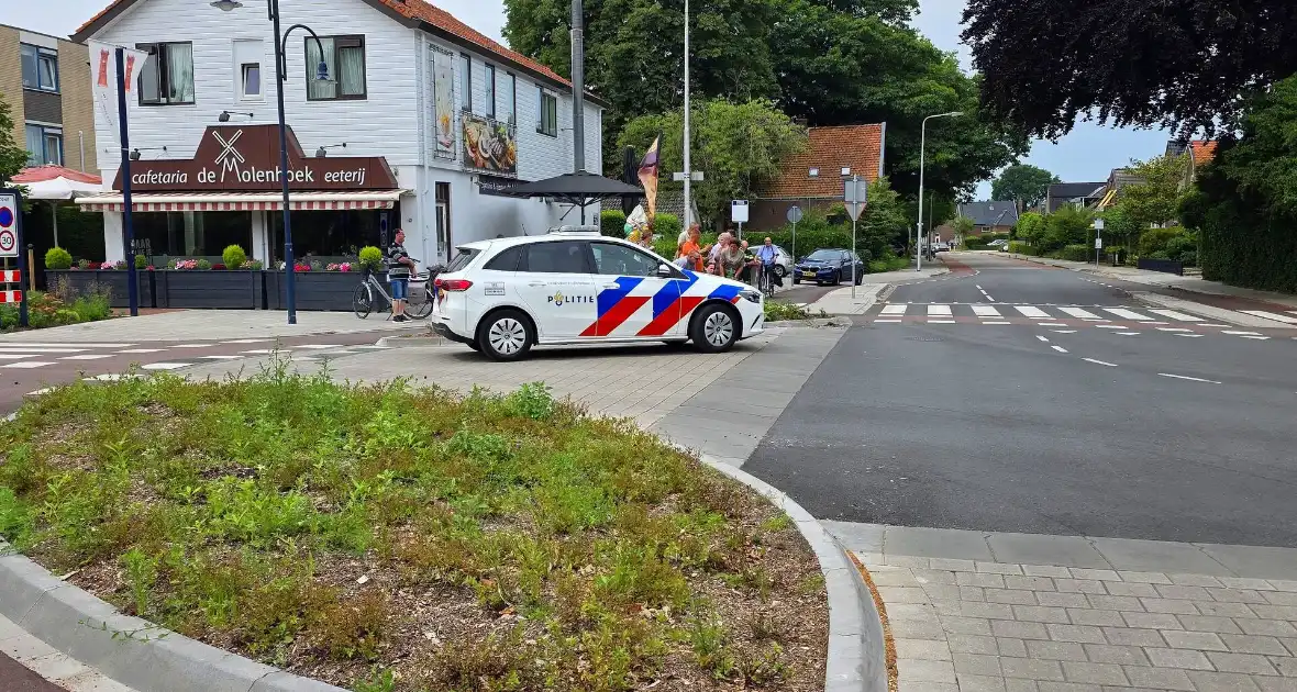 Scooterrijdster gewond na aanrijding met auto - Foto 1