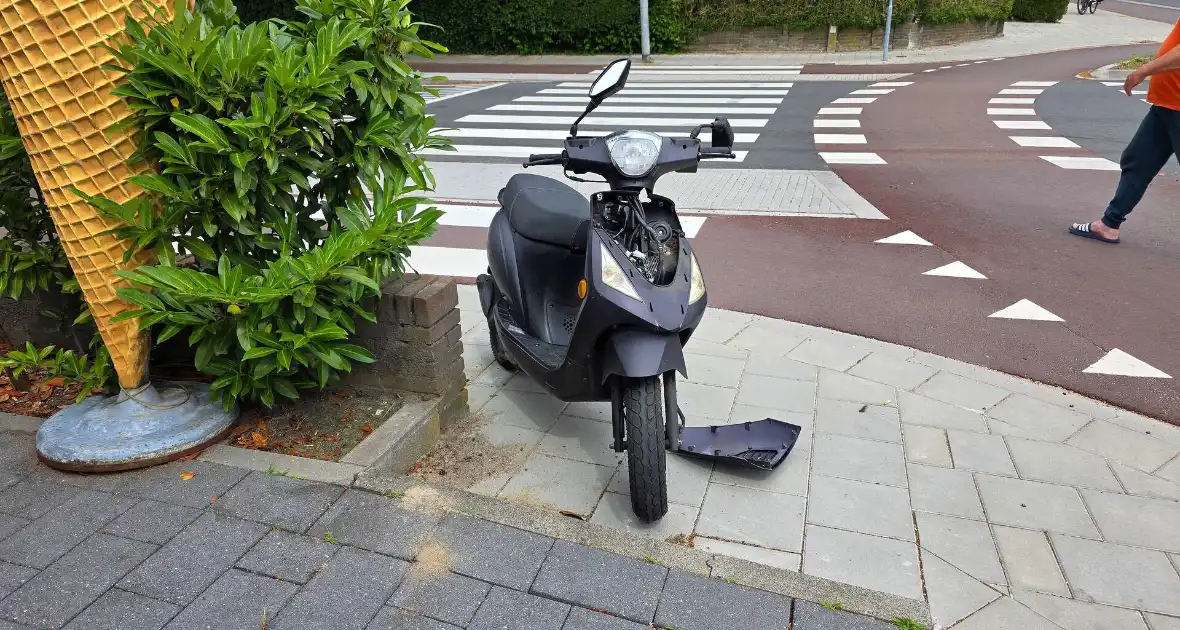 Scooterrijdster gewond na aanrijding met auto - Foto 2
