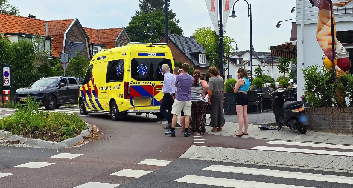 Scooterrijdster gewond na aanrijding met auto - Foto 4