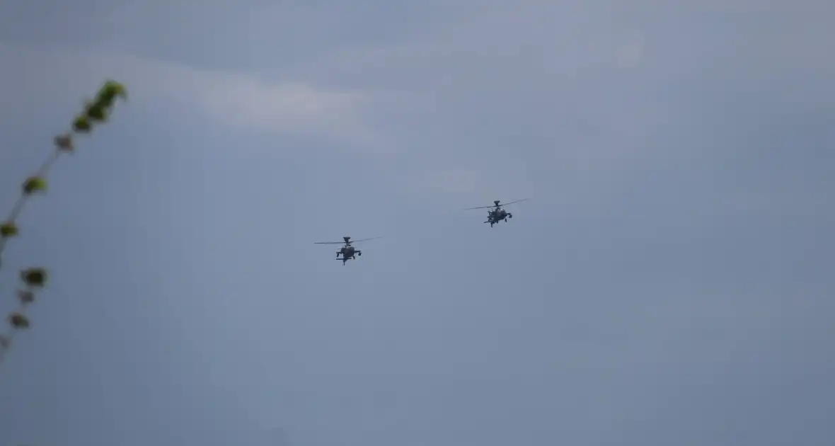 Meerdere helikopter landen op oud vliegveld Valkenburg