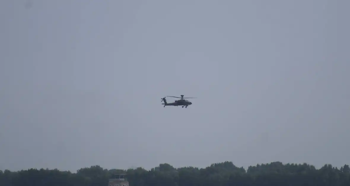 Meerdere helikopter landen op oud vliegveld Valkenburg - Foto 4