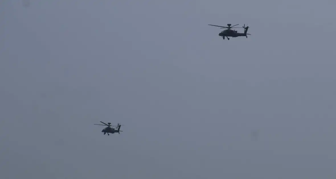 Meerdere helikopter landen op oud vliegveld Valkenburg - Foto 5