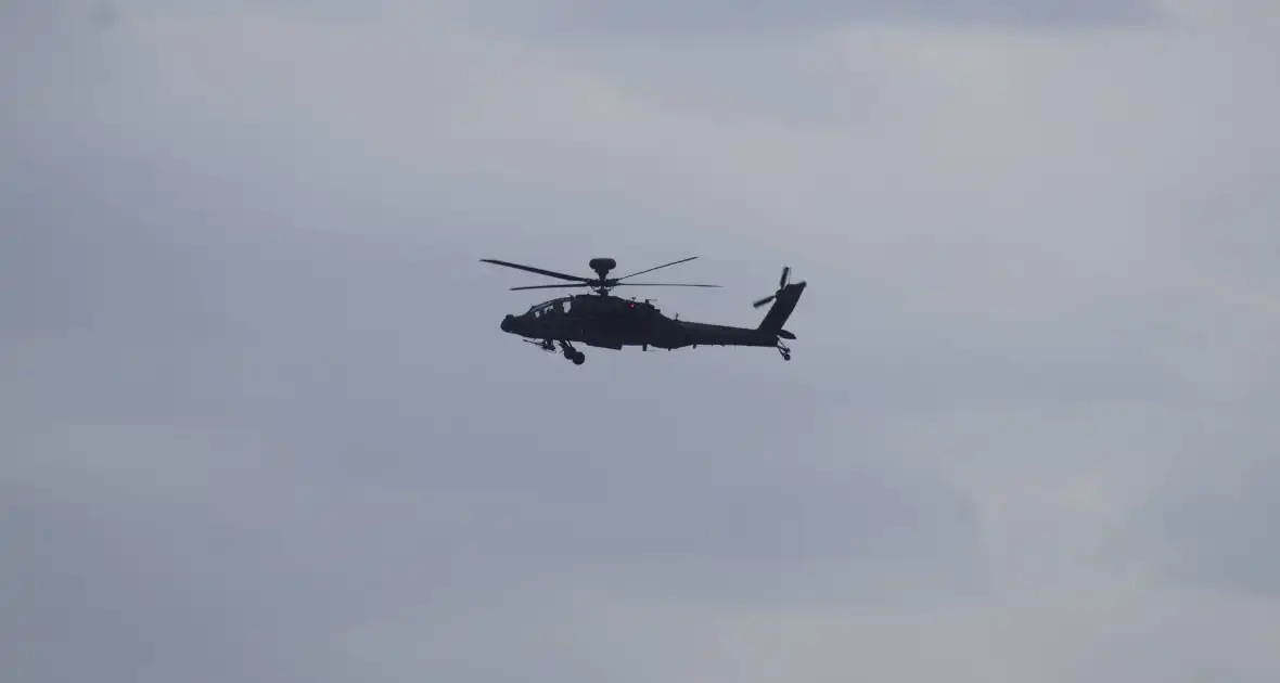 Meerdere helikopter landen op oud vliegveld Valkenburg - Foto 6