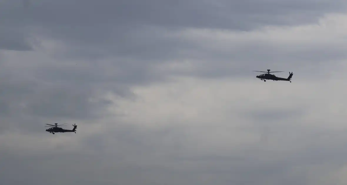 Meerdere helikopter landen op oud vliegveld Valkenburg - Foto 7