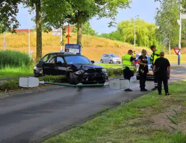 Automobilist botst op lantaarnpaal, bestuurder komt met de schrik vrij