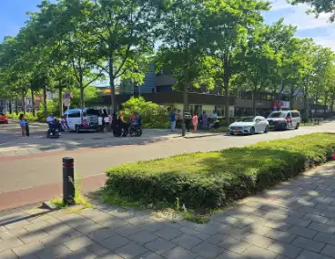 Bestelbus rijdt door na ongeluk