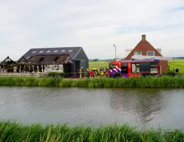 Schuur met lammeren vat vlam