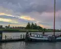 Stuurloze boot op het water, brandweer opgeroepen