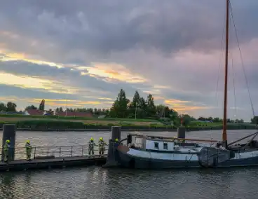 Stuurloze boot op het water, brandweer opgeroepen