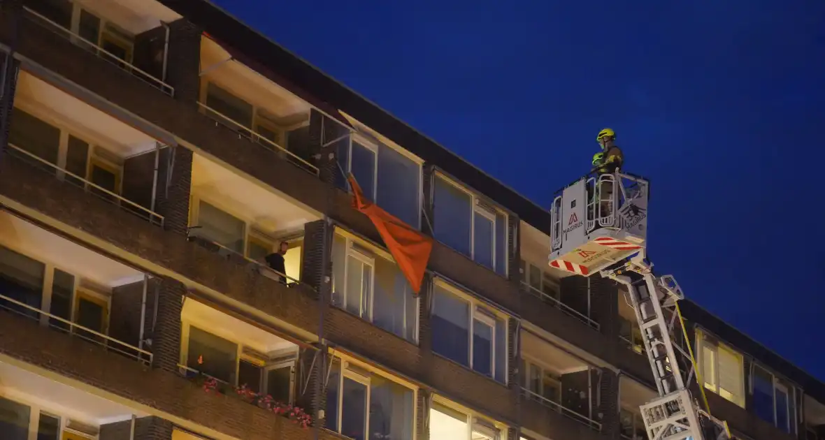 Brandweer verwijdert losgeslagen zonnescherm