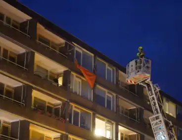 Brandweer verwijdert losgeslagen zonnescherm
