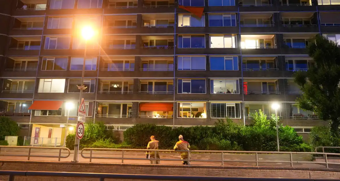 Brandweer verwijdert losgeslagen zonnescherm - Foto 1