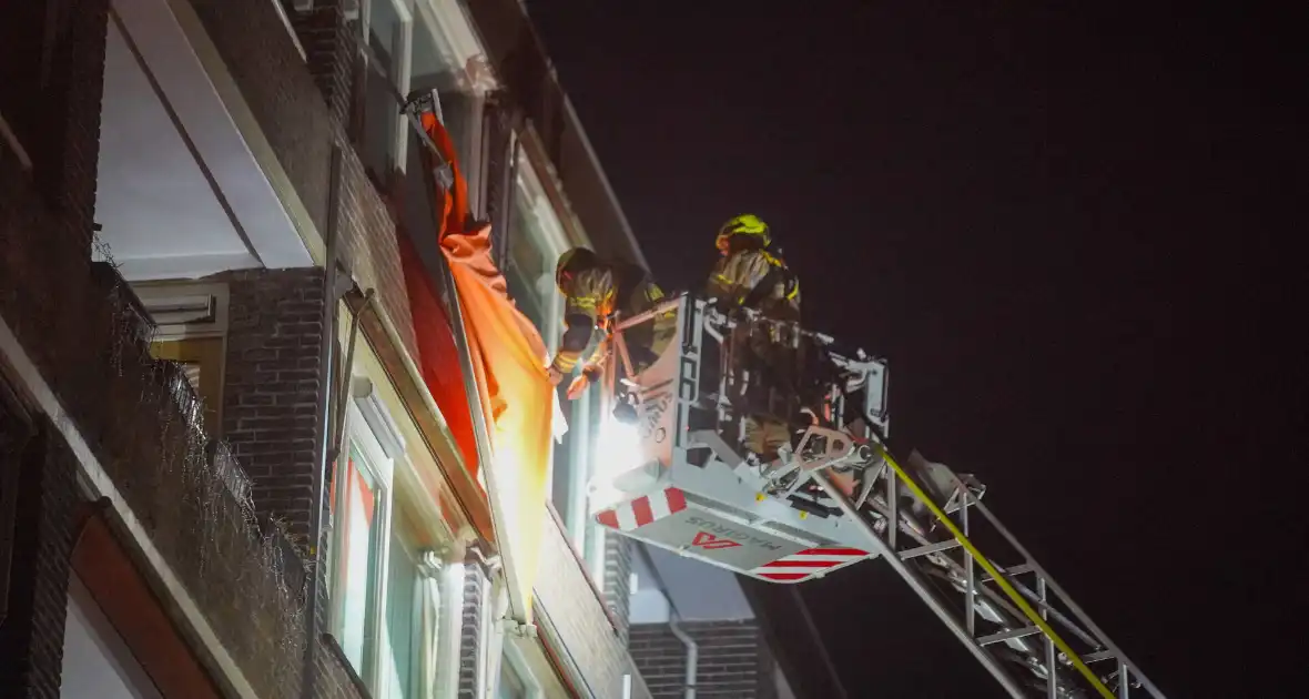 Brandweer verwijdert losgeslagen zonnescherm - Foto 2