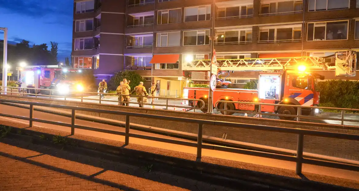 Brandweer verwijdert losgeslagen zonnescherm - Foto 3