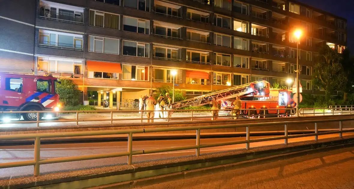 Brandweer verwijdert losgeslagen zonnescherm - Foto 4