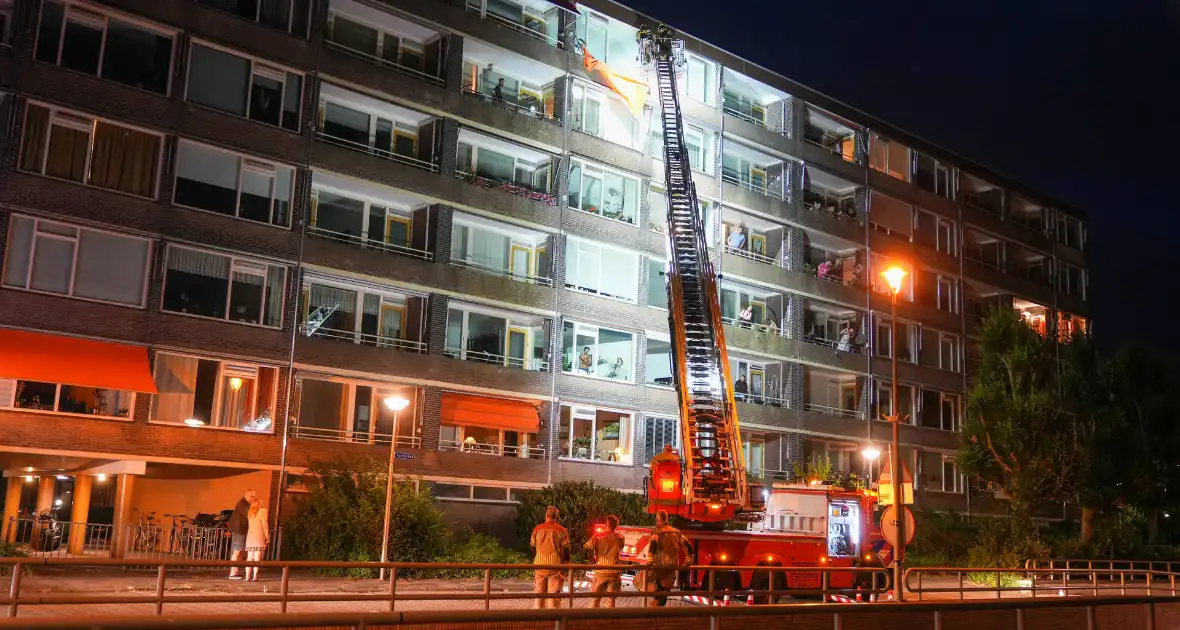 Brandweer verwijdert losgeslagen zonnescherm - Foto 5