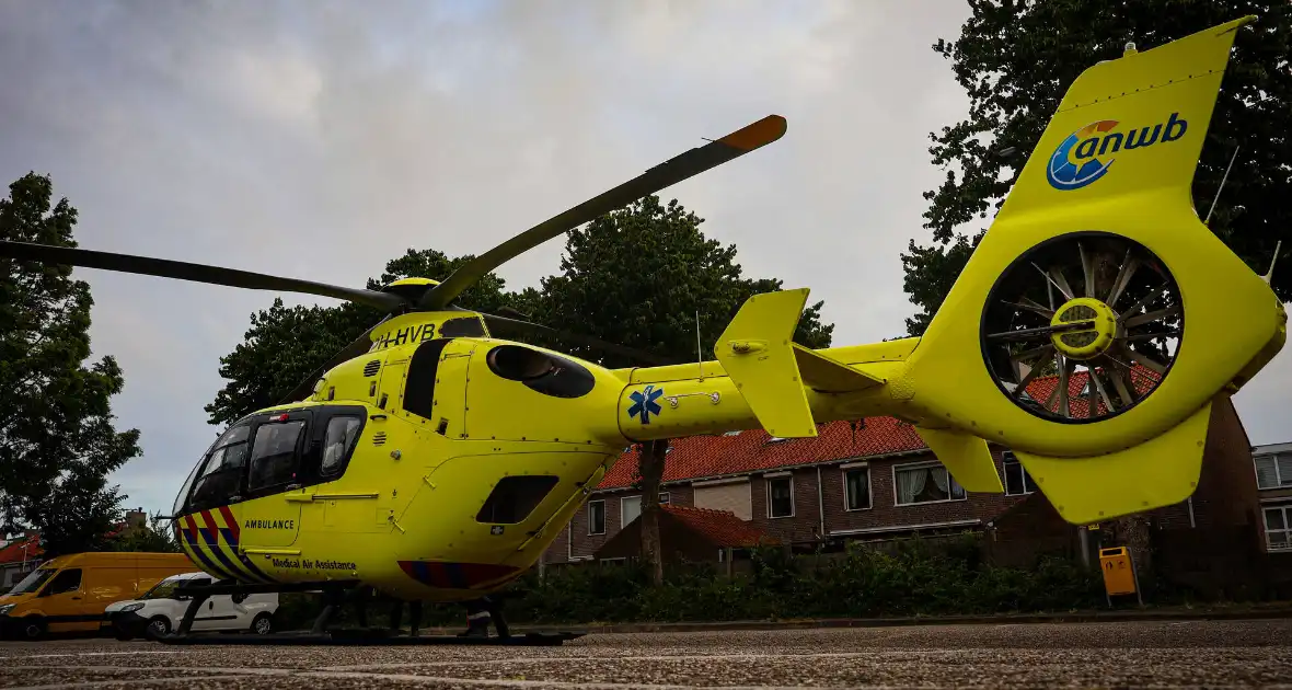 Traumahelikopter landt op parkeerplaats voor medisch incident - Foto 1