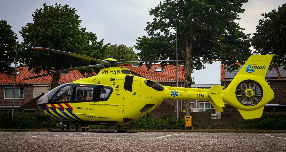 Traumahelikopter landt op parkeerplaats voor medisch incident - Foto 2