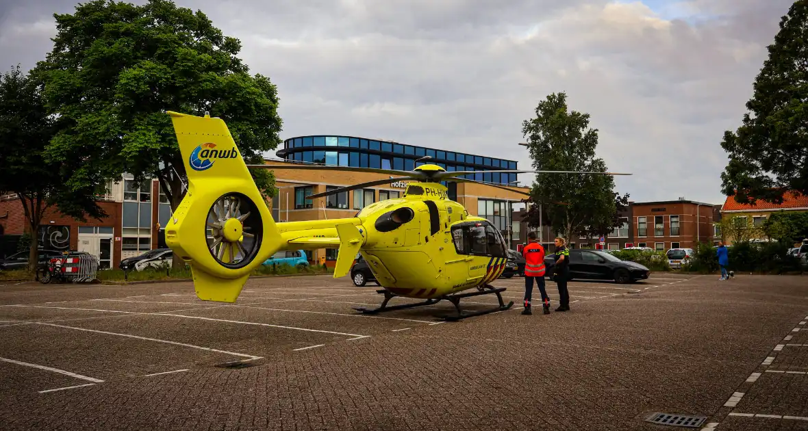 Traumahelikopter landt op parkeerplaats voor medisch incident - Foto 3