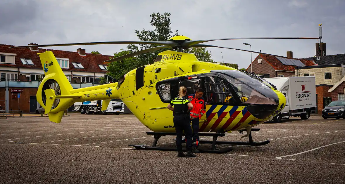 Traumahelikopter landt op parkeerplaats voor medisch incident - Foto 4