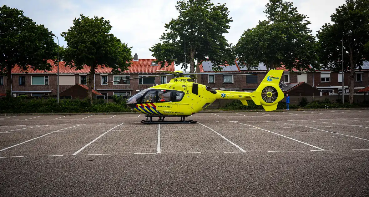 Traumahelikopter landt op parkeerplaats voor medisch incident - Foto 5