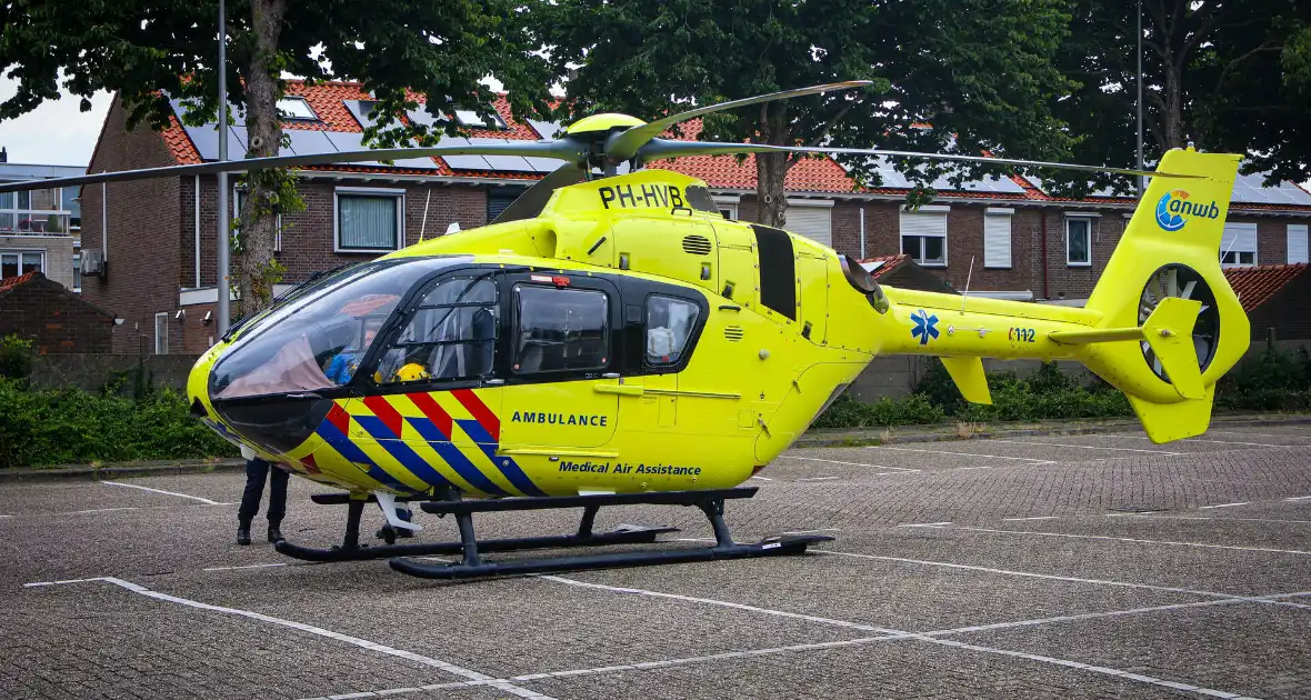 Traumahelikopter landt op parkeerplaats voor medisch incident - Foto 6