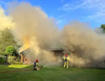 Brandweer staakt blussing wegens uitslaande brand elders