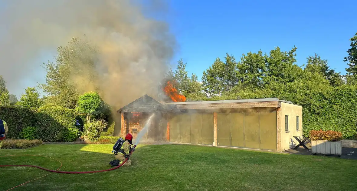 Brandweer staakt blussing wegens uitslaande brand elders - Foto 1